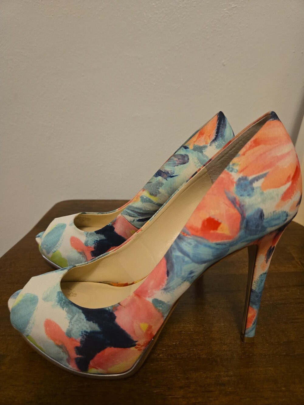 GUESS Floral Print Multicolor 5 Inch Heels 7.5
